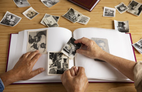 personas mirando album de fotos personas mirando album de fotos