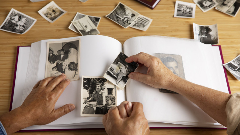 personas mirando album de fotos 