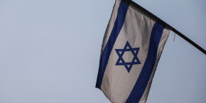 un drapeau israelien devant une ecole pres de la frontiere avec le liban 20250521183208 un drapeau israelien devant une ecole pres de la frontiere avec le liban 20250521183208
