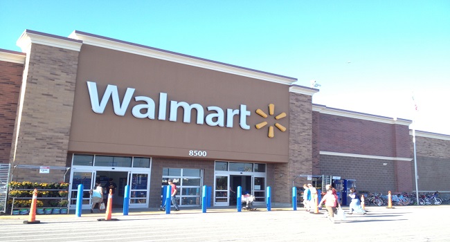 Walmart vuelve al beneficio en el trimestre, pero sus débiles previsiones decepcionan