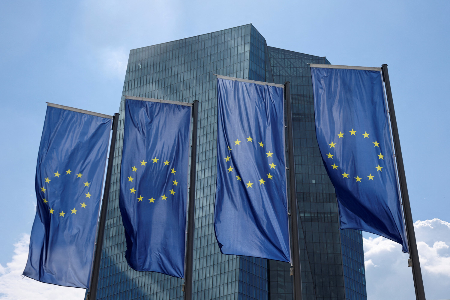 des drapeaux europeens devant le batiment de la banque centrale europeenne bce 