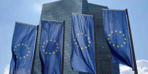 des drapeaux europeens devant le batiment de la banque centrale europeenne bce 