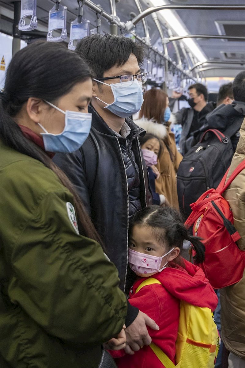 https://img5.s3wfg.com/web/img/images_uploaded/2/8/ep_a_young_girl_is_calmed_by_her_parents_as_they_wear_protecive_masks_on_board_an_airport_transit.jpg