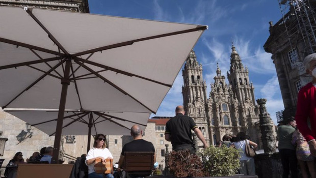 ep archivo   la terraza de un bar en la plaza del obradoiro en santiago de compostela