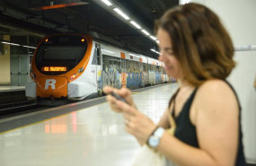 ep archivo   pasajera en el anden de los trenes de renfe rodalies