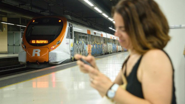 ep archivo pasajera en el anden de los trenes de renfe rodalies ep archivo pasajera en el anden de los trenes de renfe rodalies