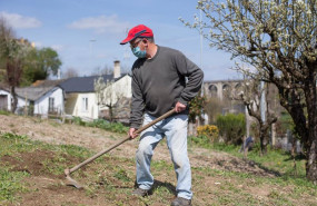 ep archivo   un agricultor en una finca