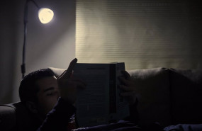 ep archivo   un chico lee un libro bajo la luz de una lampara