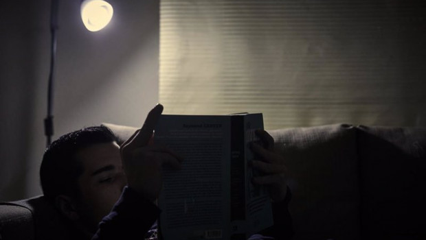 ep archivo un chico lee un libro bajo la luz de una lampara ep archivo un chico lee un libro bajo la luz de una lampara