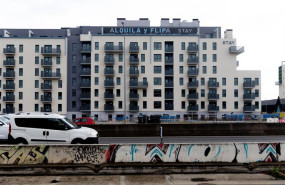 ep archivo   un edificio con un cartel anunciando alquileres