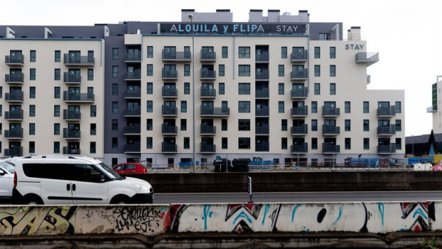 ep archivo   un edificio con un cartel anunciando alquileres