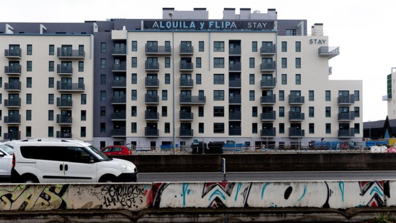 Archivo - Un edificio con un cartel anunciando alquileres. | Eduardo Parra - Europa Press - Archivo ep archivo un edificio con un cartel anunciando alquileres