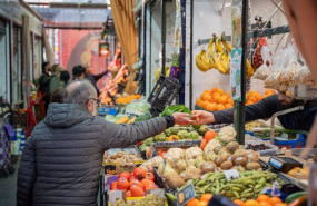ep archivo   un hombre en un puesto del mercado de abastos realiza sus compras