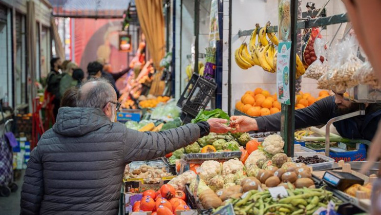 ep archivo   un hombre en un puesto del mercado de abastos realiza sus compras