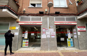 ep archivo   un hombre espera a las puertas de una oficina de empleo