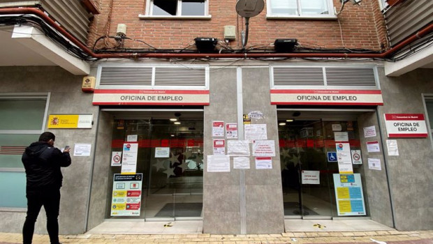 ep archivo   un hombre espera a las puertas de una oficina de empleo
