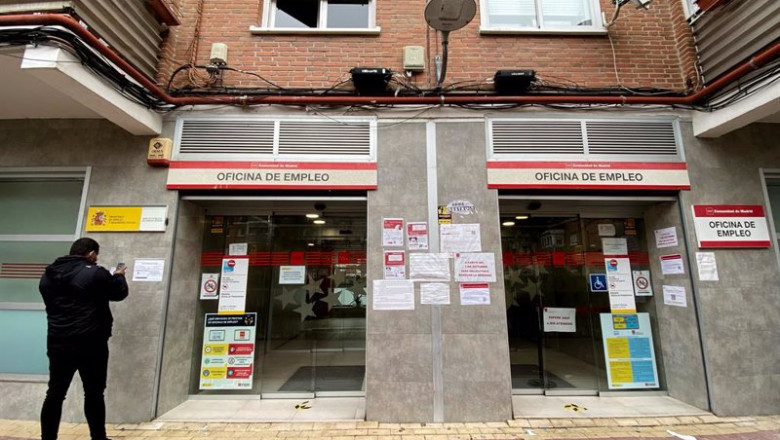 ep archivo   un hombre espera a las puertas de una oficina de empleo