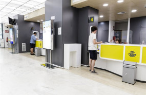 ep archivo   un joven es atendido en la oficina de correos de la calle conde de penalver a 21 de