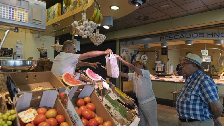 Archivo - Un trabajador autónomo entrega su compra a un cliente en un mercado de abastos | María José López - Europa Press - Archivo ep archivo un trabajador autonomo entrega su compra a un cliente en un mercado de abastos