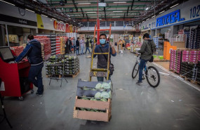 ep archivo   un trabajador de mercabarna transporta productos en cajas dentro del recinto en