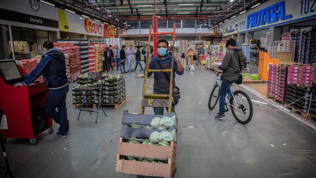 ep archivo un trabajador de mercabarna transporta productos en cajas dentro del recinto en ep archivo un trabajador de mercabarna transporta productos en cajas dentro del recinto en