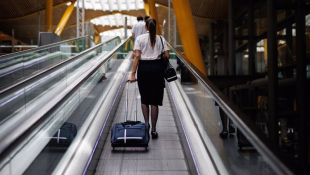 ep archivo   una azafata en las escaleras mecanicas de la terminal 4 t4 del aeropuerto adolfo suarez