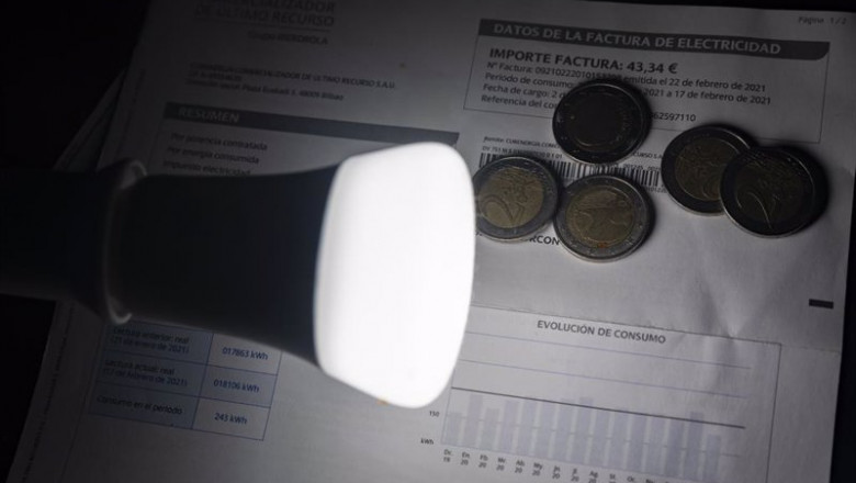ep archivo una lampara refleja el importe de una factura ep archivo una lampara refleja el importe de una factura