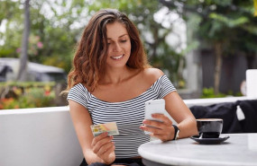 ep archivo   una mujer con un telefono movil y su documento de identidad
