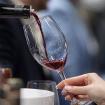 ep archivo una persona sirve una copa de vino durante la xxiii edicion de madrid fusion alimentos ep archivo una persona sirve una copa de vino durante la xxiii edicion de madrid fusion alimentos