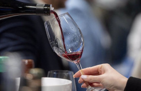 ep archivo   una persona sirve una copa de vino durante la xxiii edicion de madrid fusion alimentos