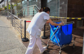 ep archivo una trabajadora de la limpieza en el hotel donde tienen previsto alojarse los primeros ep archivo una trabajadora de la limpieza en el hotel donde tienen previsto alojarse los primeros