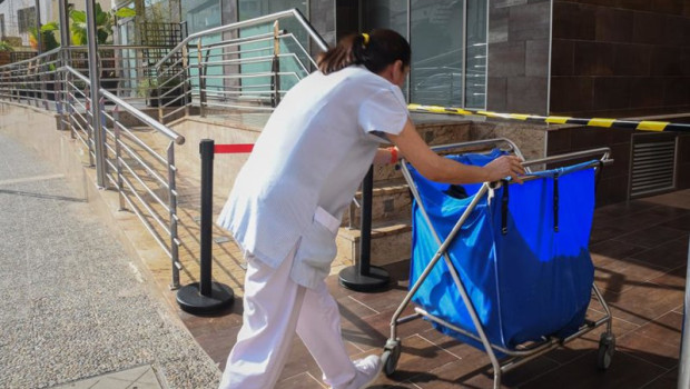 ep archivo   una trabajadora de la limpieza en el hotel donde tienen previsto alojarse los primeros