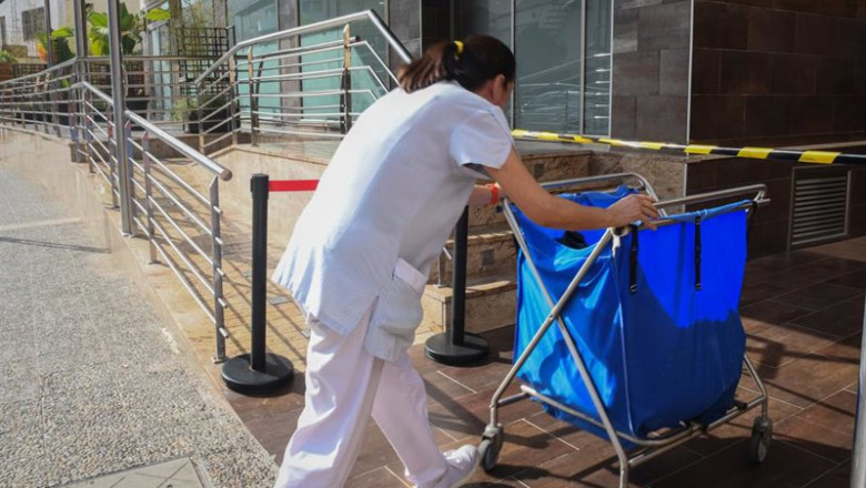ep archivo   una trabajadora de la limpieza en el hotel donde tienen previsto alojarse los primeros