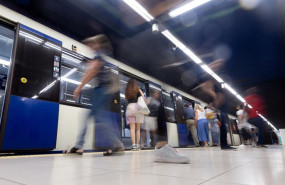 ep archivo   varias personas en el anden de la linea 7 en la estacion de san fernando a 8 de julio