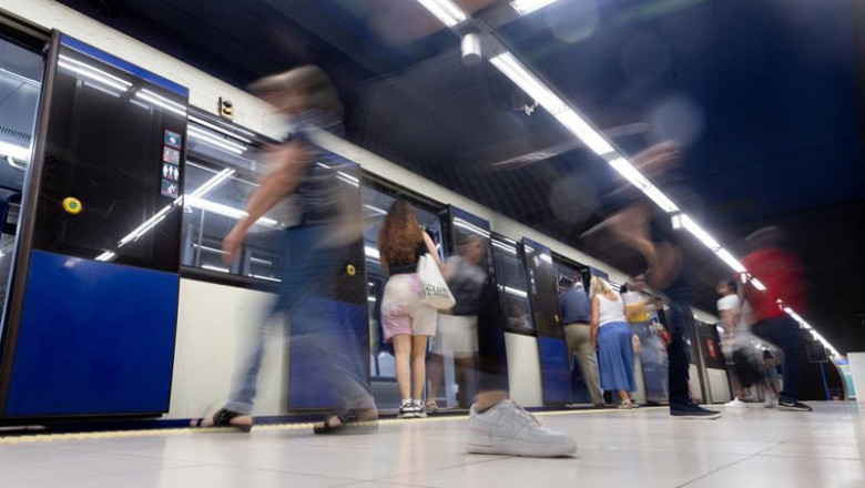 Archivo - Varias personas en el anden de la línea 7 en la Estación de San Fernando, a 8 de julio de 2024, en San Fernando de Henares, Madrid (España). | Eduardo Parra - Europa Press - Archivo ep archivo varias personas en el anden de la linea 7 en la estacion de san fernando a 8 de julio