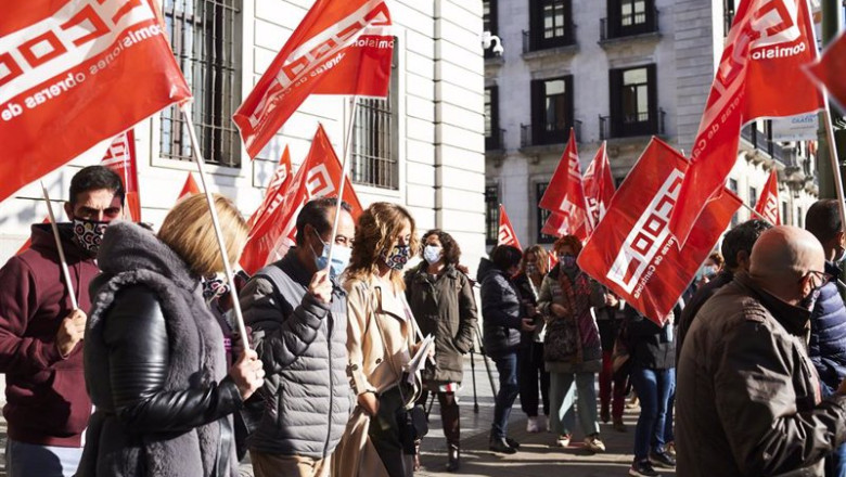 ep archivo varias personas sostienen banderas de ccoo durante una concentracion en santander ep archivo varias personas sostienen banderas de ccoo durante una concentracion en santander