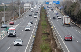 ep archivo   varios vehiculos circulan por la a 3 a 3 de enero de 2025 en madrid espana