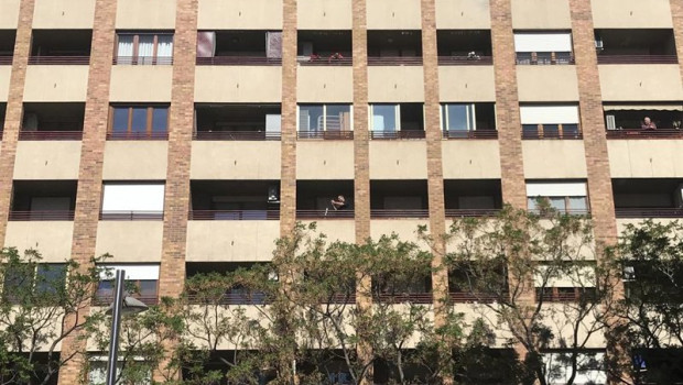 ep archivo   viviendas fachada de un edificio con arbolado delante