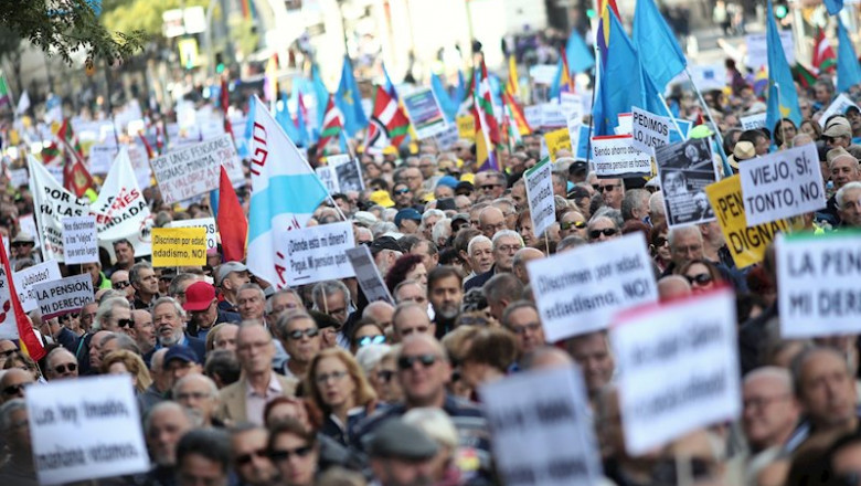ep asistentes a la manifestacion en defensa de las pensiones que hace un recorrido desde la puerta