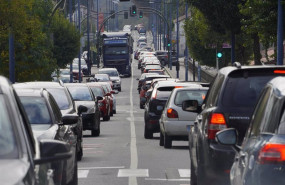 ep atasco de trafico en la salida de santiago de compostela direccion sur pontevedra y vigo a coruna