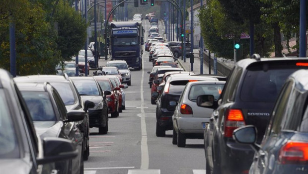 ep atasco de trafico en la salida de santiago de compostela direccion sur pontevedra y vigo a coruna