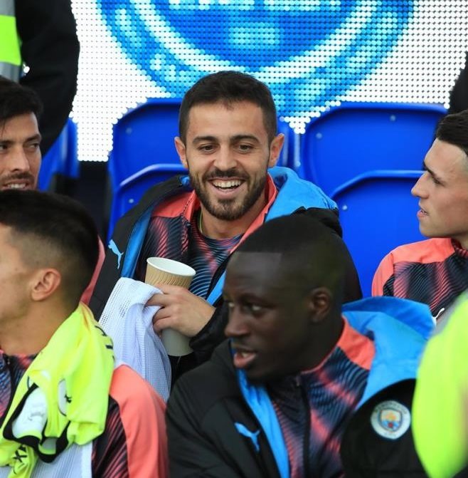ep bernardo silva sonrie en el banquillo junto a benjamin mendy