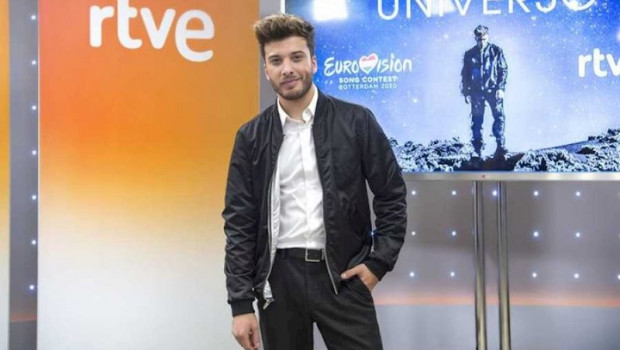 ep blas canto durante la presentacion de universo