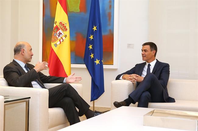 ep comisario europeoeconomia pierre moscovici con pedro sanchez