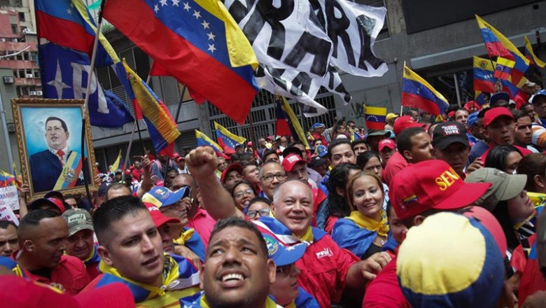 Diosdado Cabello junto a una multitud chavista | Boris Vergara/dpa ep diosdado cabelloamultitud chavista