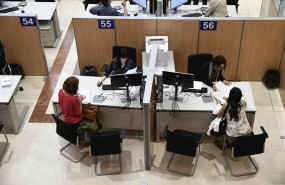 ep dos funcionarias en la delegacion especial de la agencia tributaria aeat en madrid imagen de