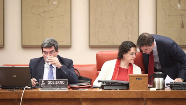 ep el ministro de inclusion seguridad social y migraciones jose luis escriva y la presidenta de la