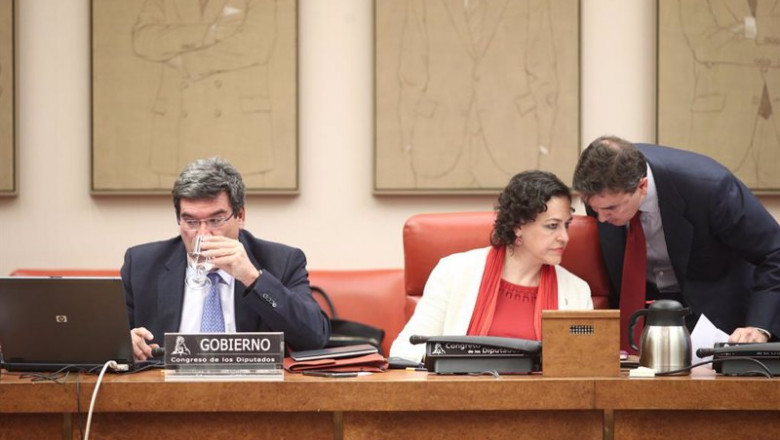 El ministro de Inclusión, Seguridad Social y Migraciones, José Luis Escrivá, y la presidenta de la Comisión de Seguimiento y Evaluación de los Acuerdos del Pacto de Toledo, Magdalena Valerio | Eduardo Parra - Europa Press ep el ministro de inclusion seguridad social y migraciones jose luis escriva y la presidenta de la