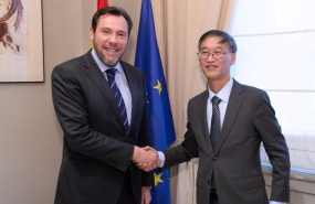 ep el ministro oscar puente junto al embajador chino yao jing