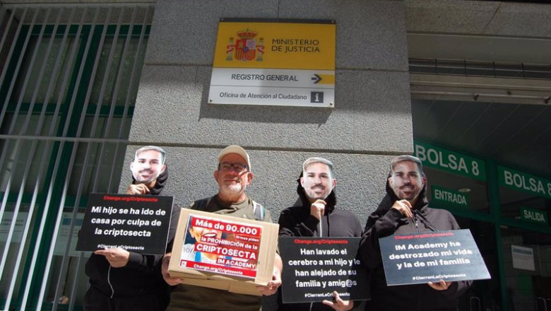 ep entrega de las 38000 firmas reunidas por las familias afectadas por im academy ep entrega de las 38000 firmas reunidas por las familias afectadas por im academy